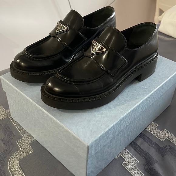 COPY - Women triangle Prada loafer - Picture 1 of 5